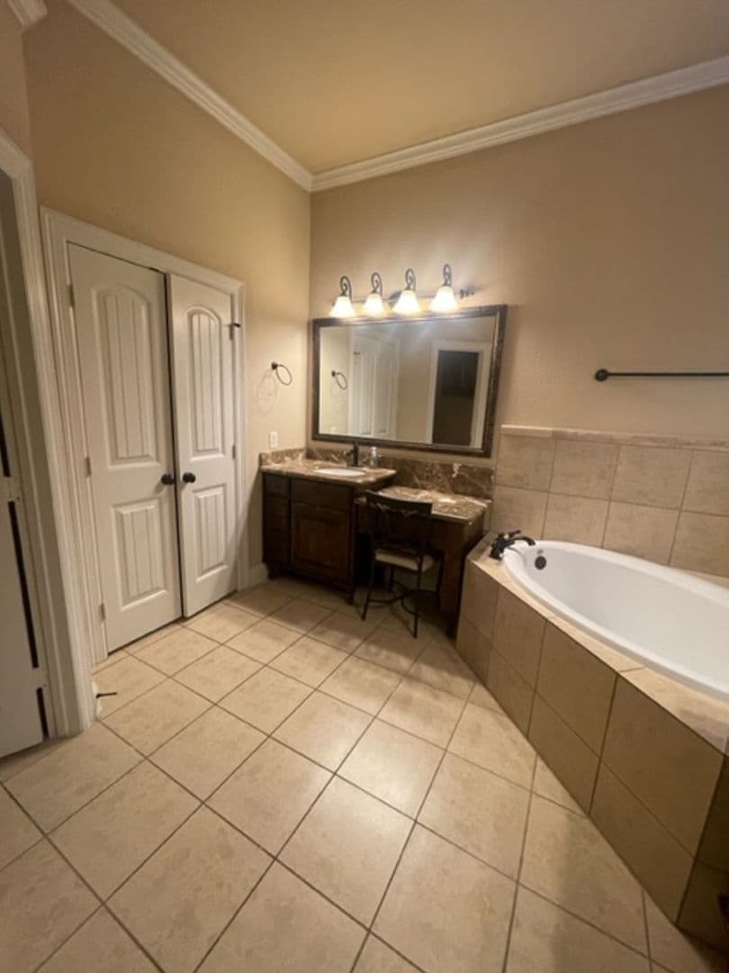 Justin House: 442 Chisholm Trail