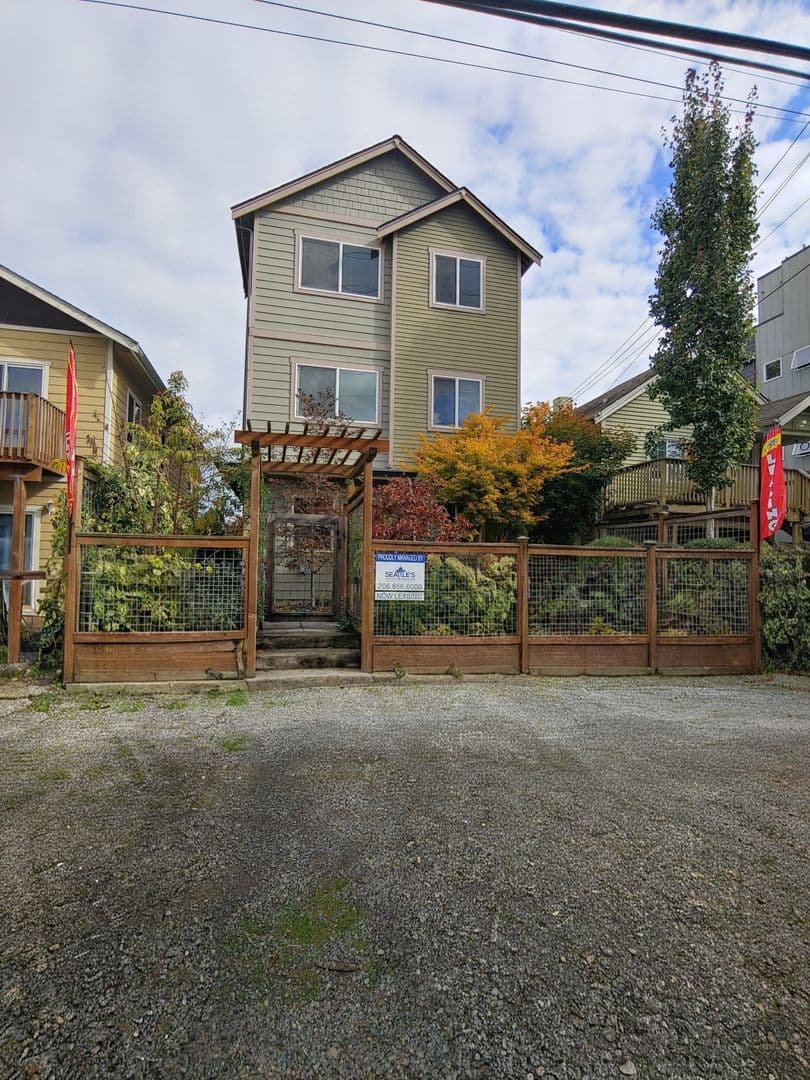 Seattle Apartment: 3304 Claremont Ave S