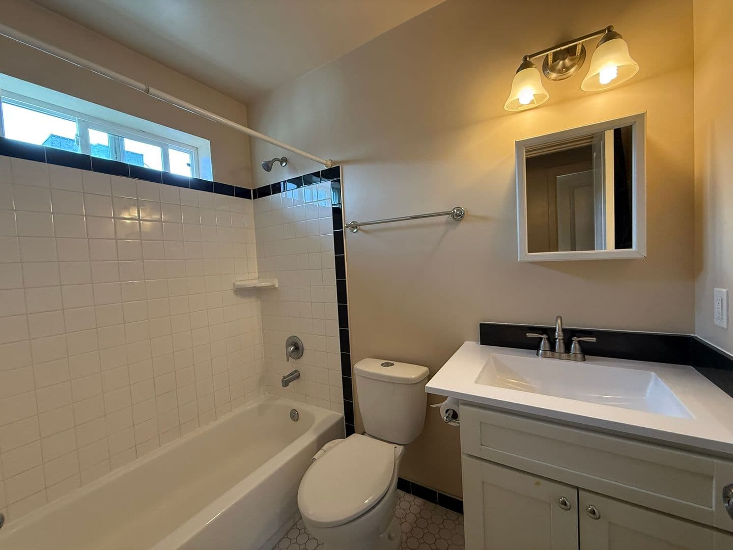 Seattle Apartment: 3304 Claremont Ave S