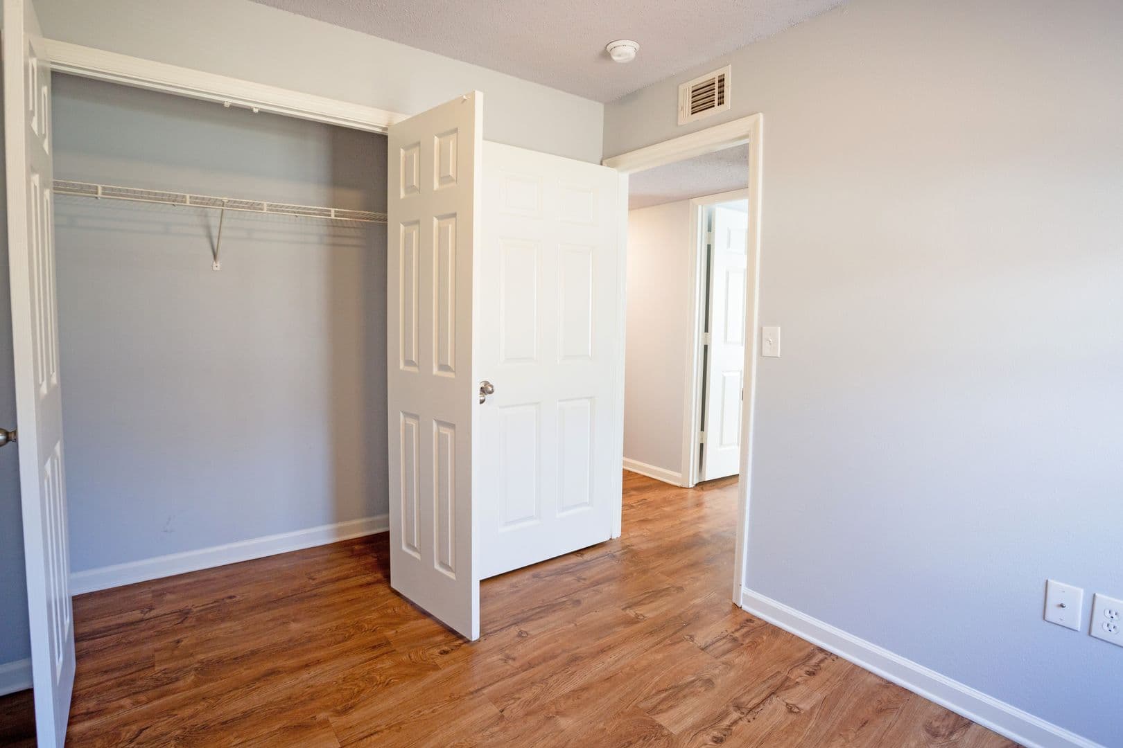 Auburn Apartment: 818 Bedell Ave.