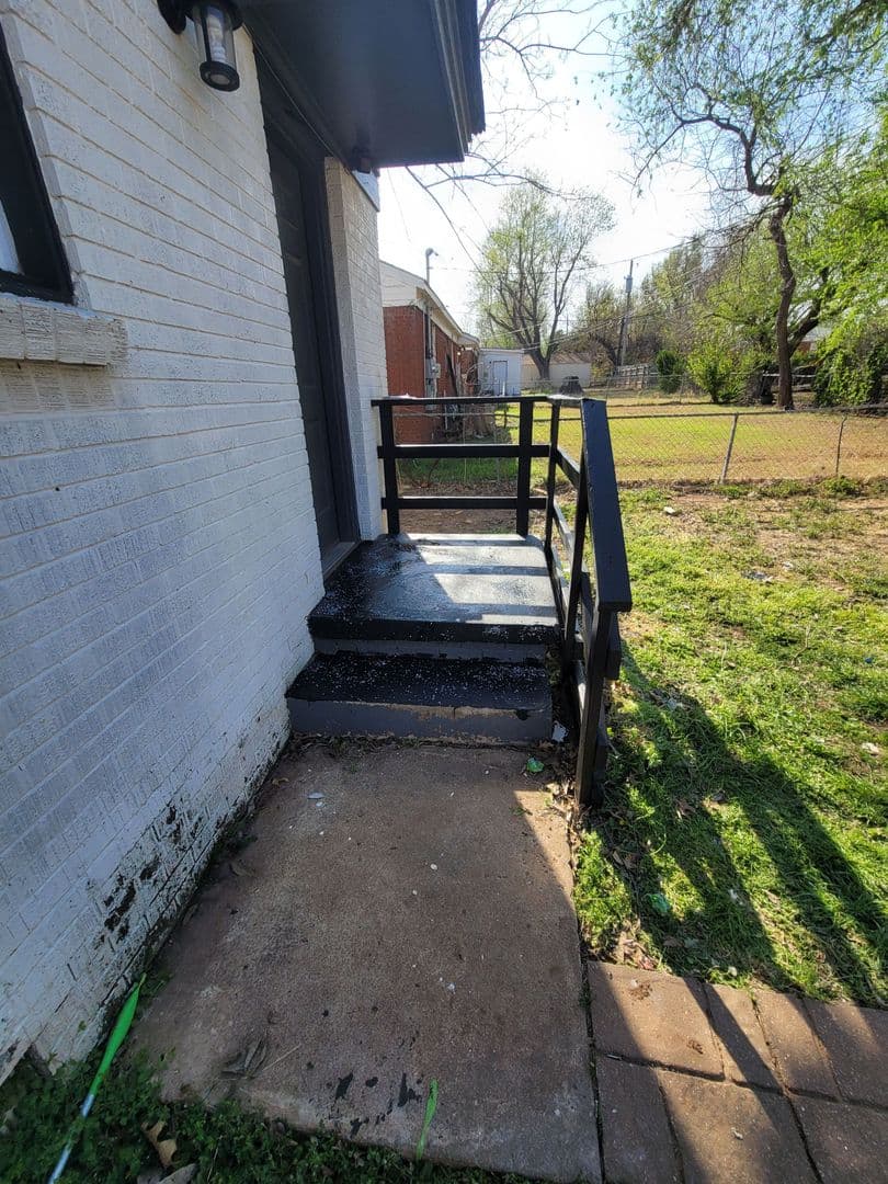Midwest City House: 555 E Harmon