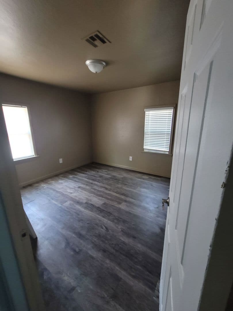 Midwest City House: 555 E Harmon