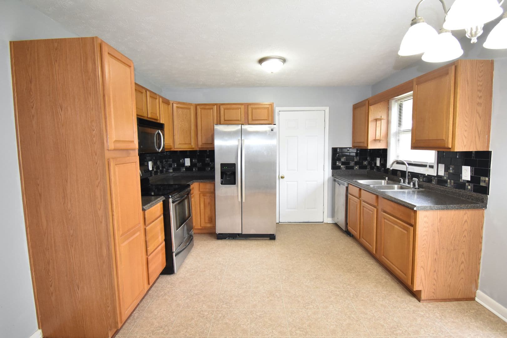 Fayetteville House: 6897 Kingsgate Dr