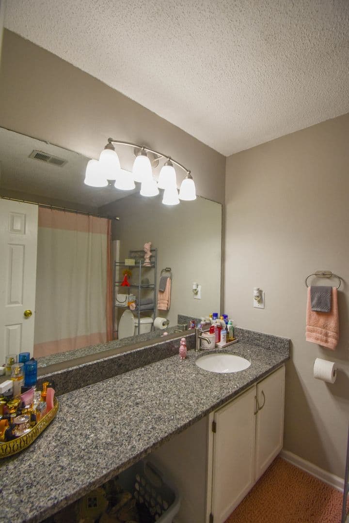 Fayetteville House: 5598 Windy Knoll Pl