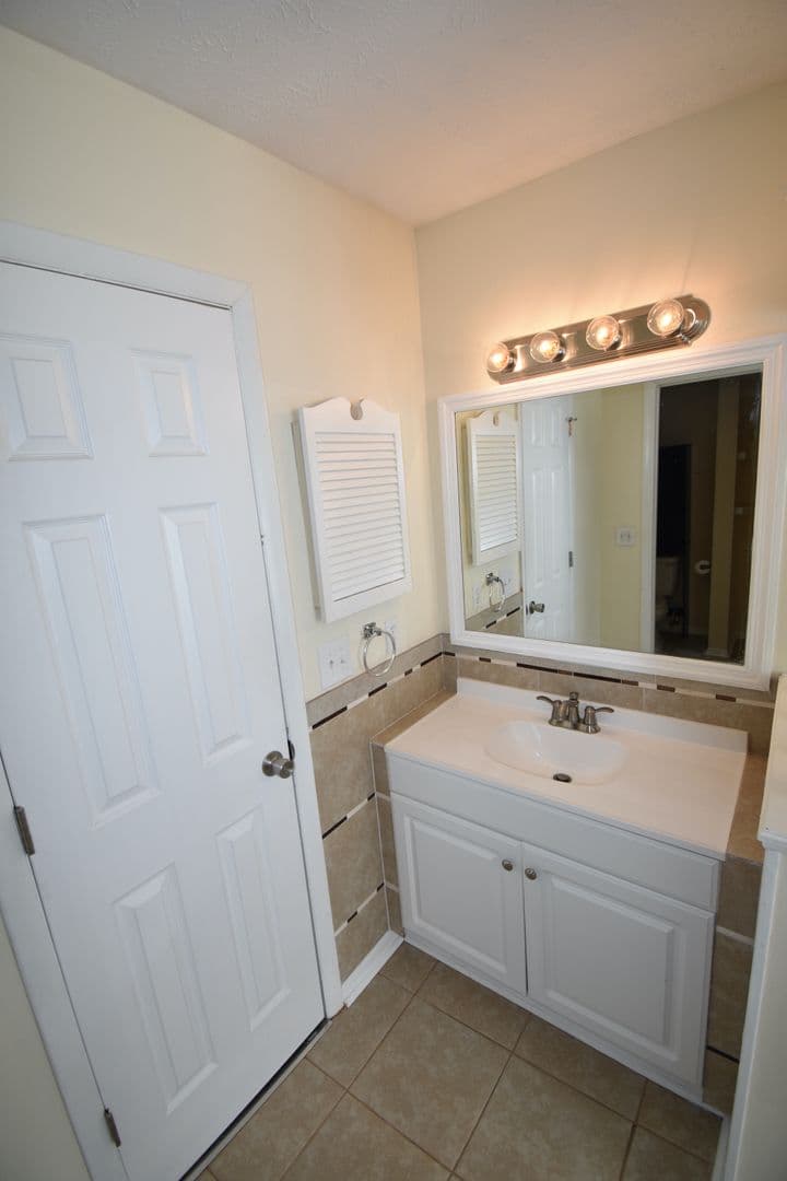 Fayetteville House: 6897 Kingsgate Dr