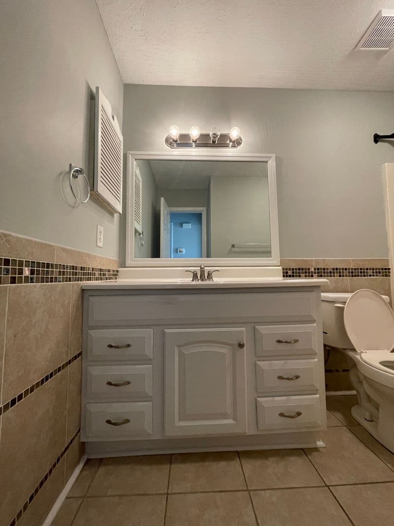 Fayetteville House: 6897 Kingsgate Dr