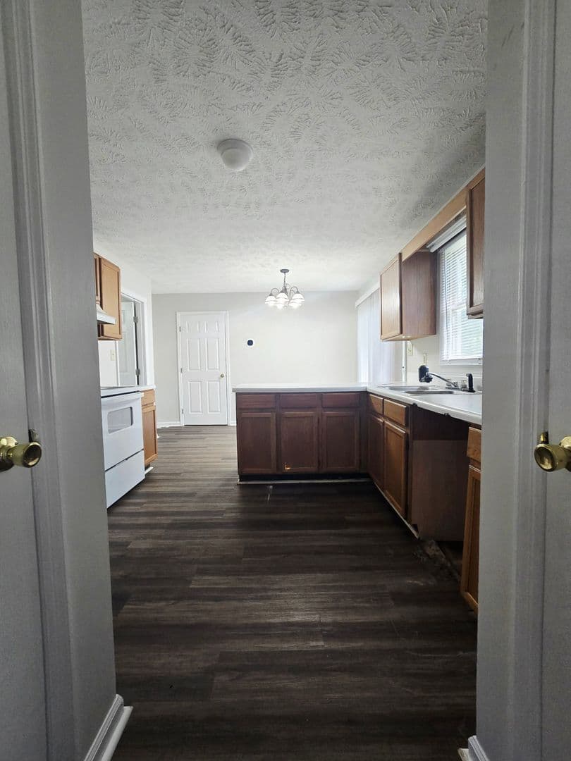 Raeford House: 202 Cobblestone Ct