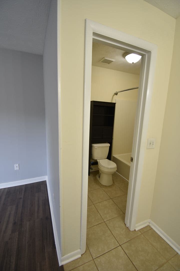 Fayetteville House: 6897 Kingsgate Dr
