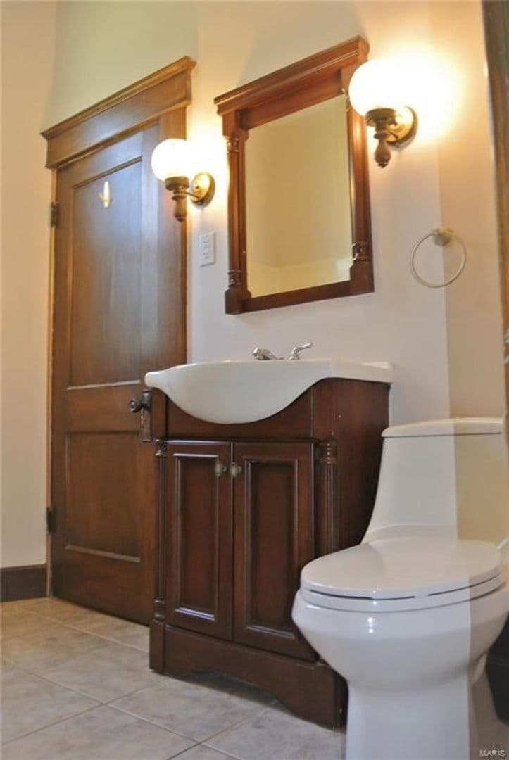 Collinsville House: 613 West Clay Street