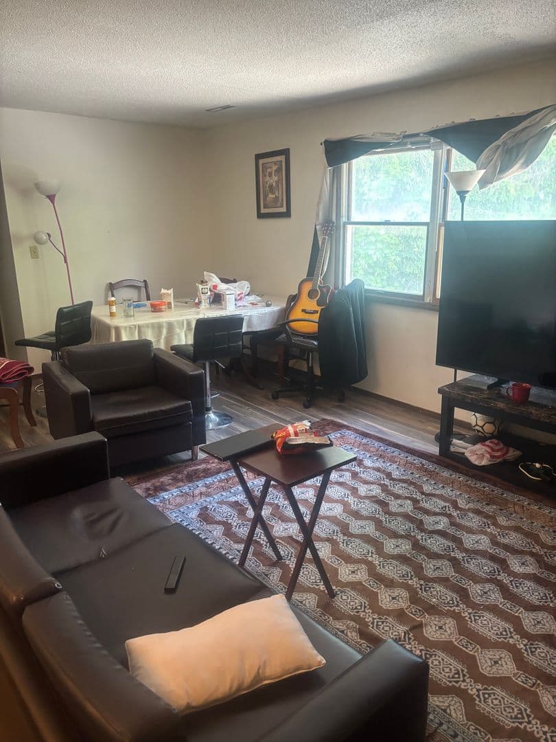 Iowa City Apartment: 1124 Oakcrest St