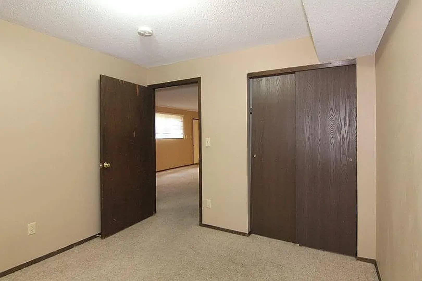 Iowa City Apartment: 1124 Oakcrest St