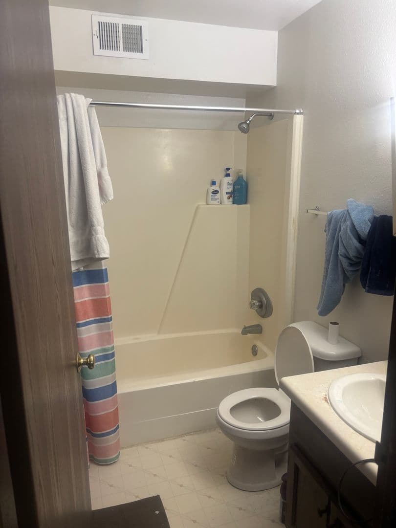 Iowa City Apartment: 1124 Oakcrest St