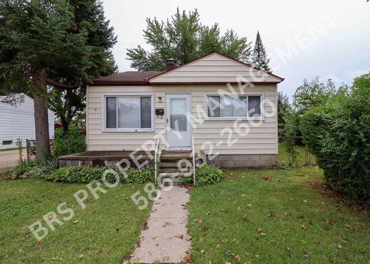 Center Line House: 7236 Wiegand Blvd