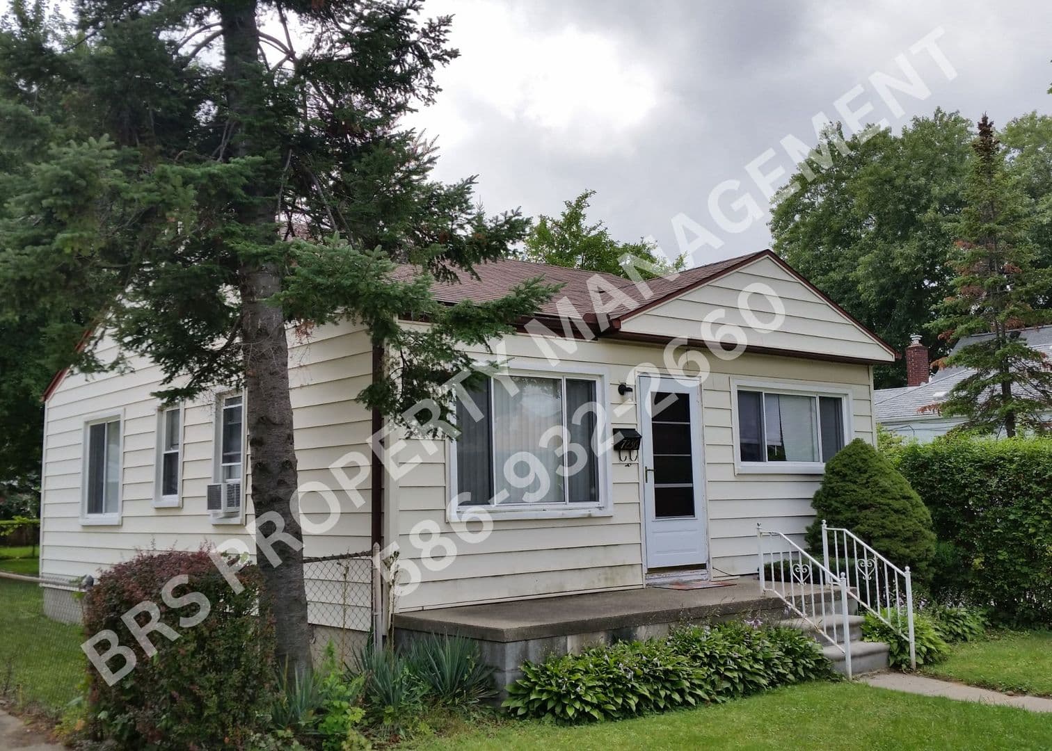 Center Line House: 7236 Wiegand Blvd