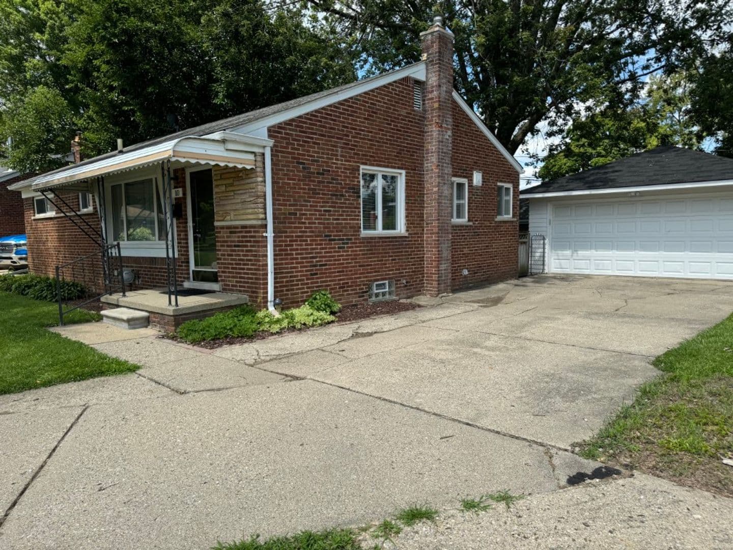 Mt. Clemens House: 10 Shiawasse Circle