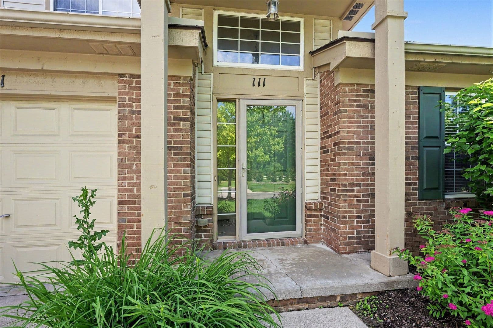 Auburn Hills House: 111 S Vista