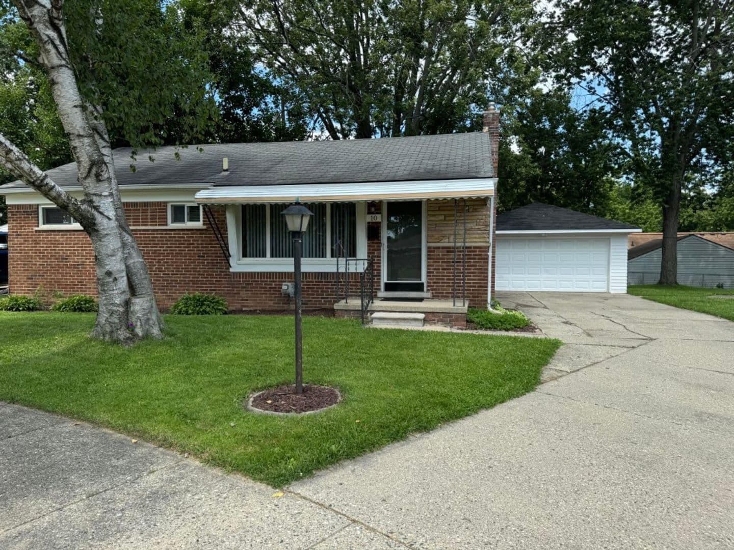 Mt. Clemens House: 10 Shiawasse Circle