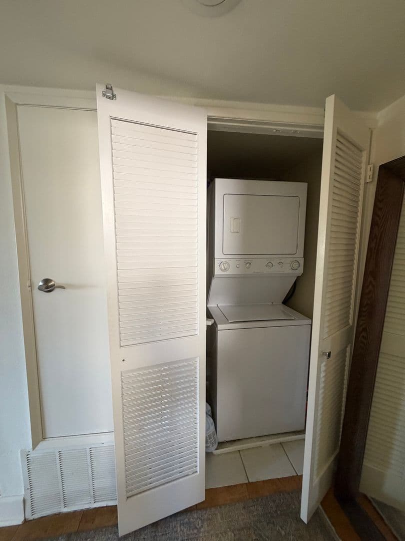 Los Angeles Condo: 1940 Highland Ave