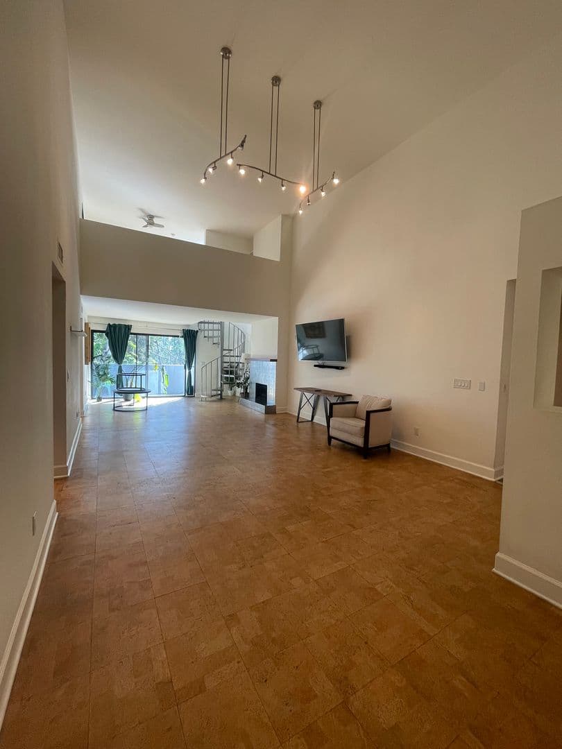 Los Angeles Condo: 1940 Highland Ave