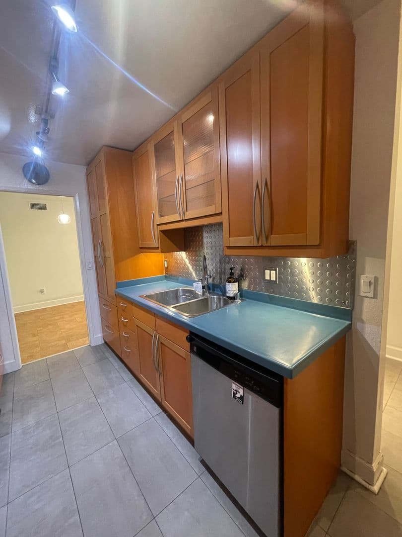 Los Angeles Condo: 1940 Highland Ave