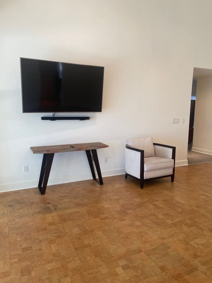 Los Angeles Condo: 1940 Highland Ave