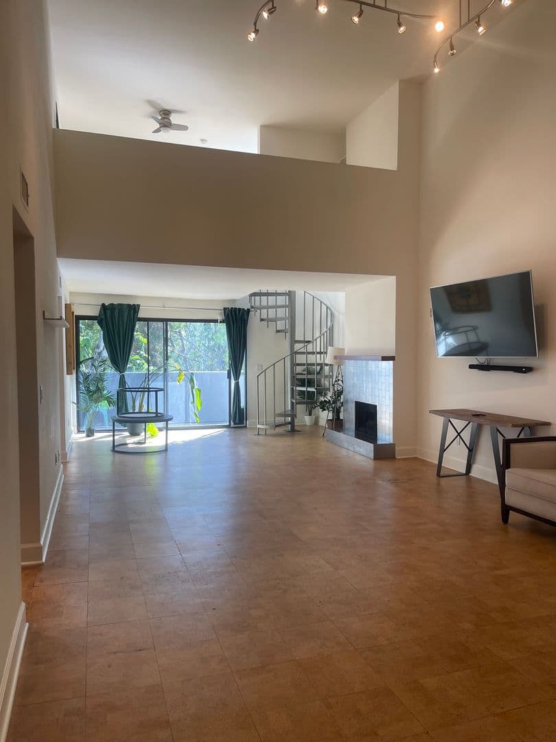 Los Angeles Condo: 1940 Highland Ave