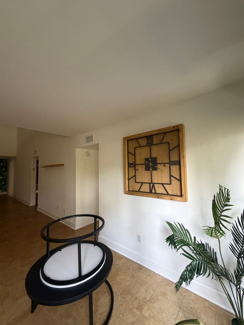 Los Angeles Condo: 1940 Highland Ave