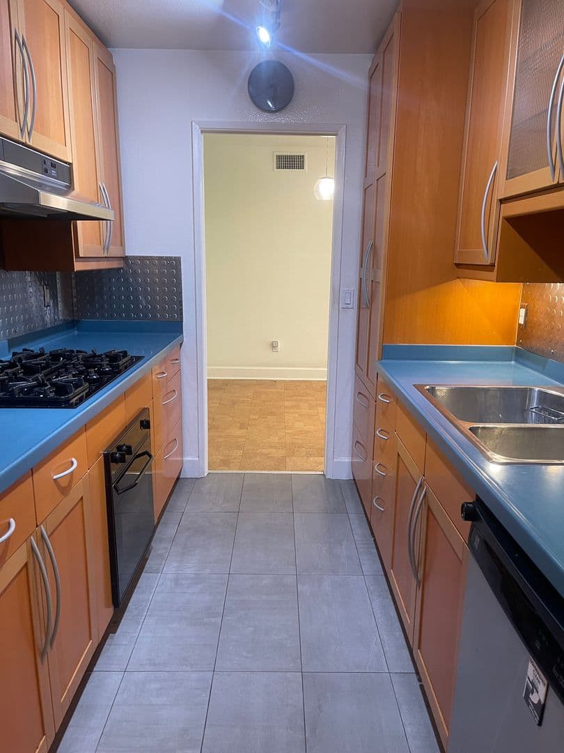 Los Angeles Condo: 1940 Highland Ave