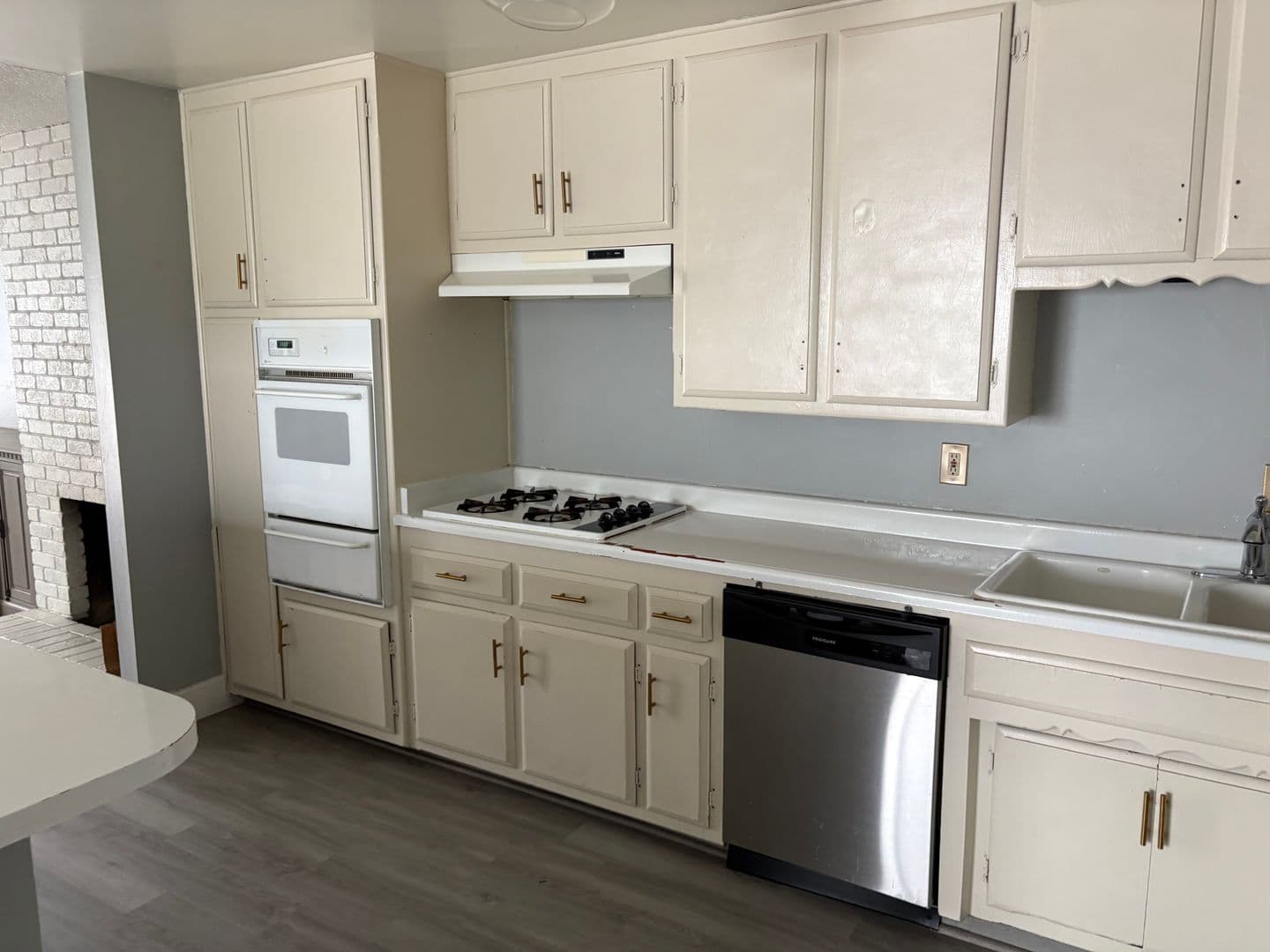 FAIR OAKS Apartment: 5335-37 CASTLE STREET