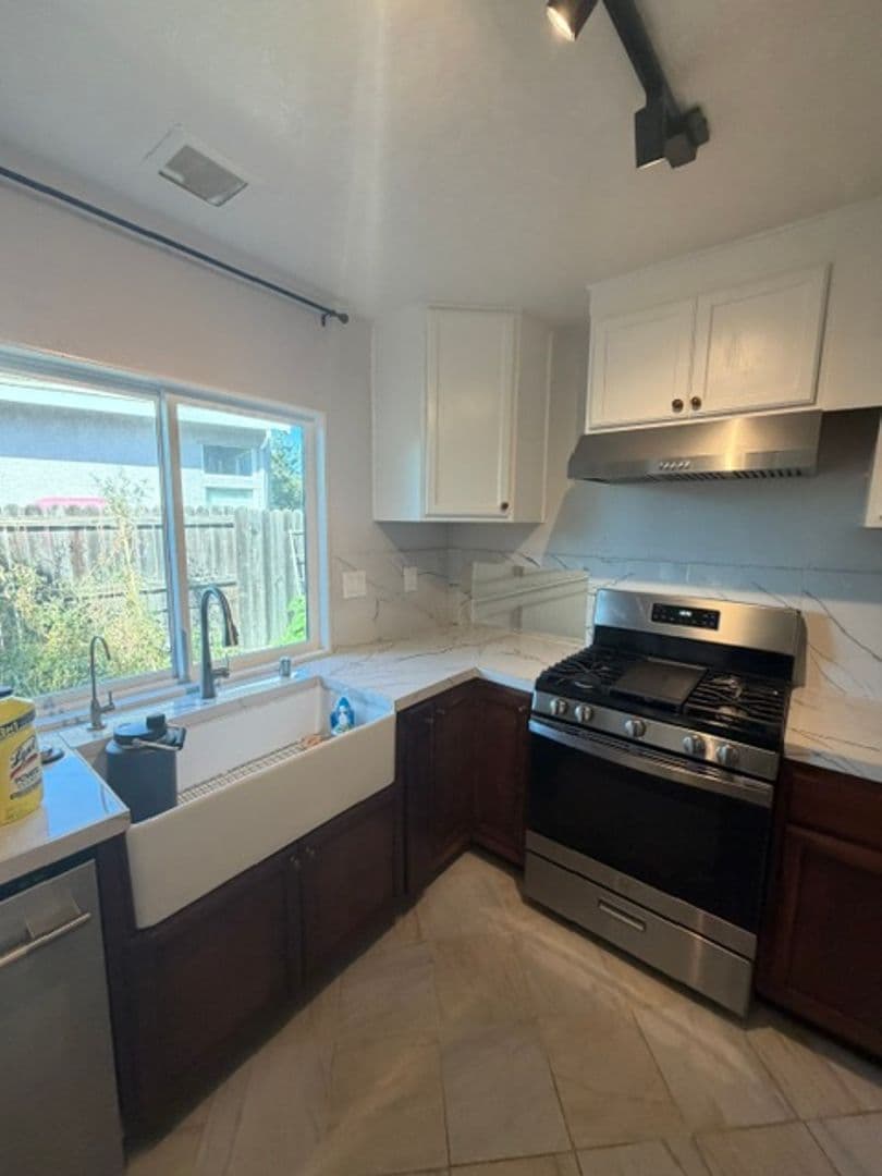 ELK GROVE House: 5211 MOONLIGHT WAY