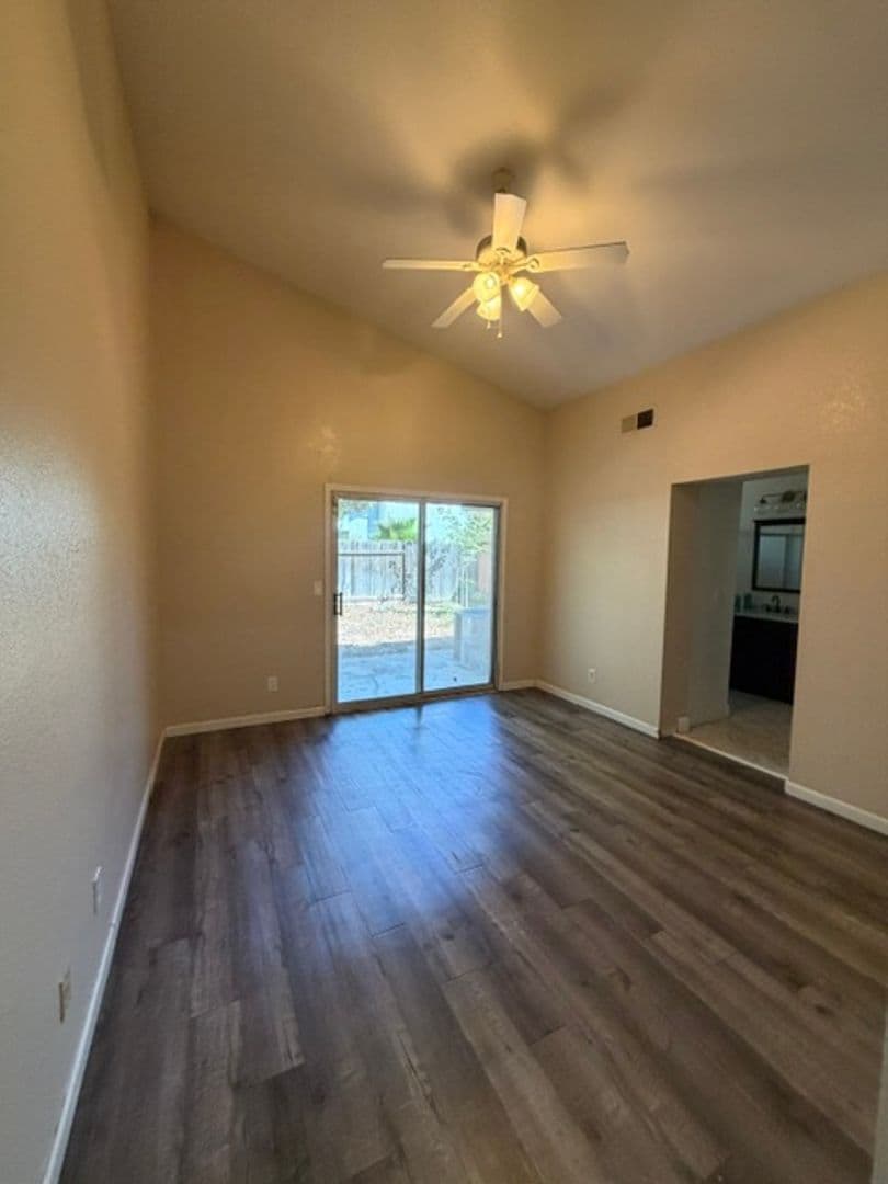ELK GROVE House: 5211 MOONLIGHT WAY