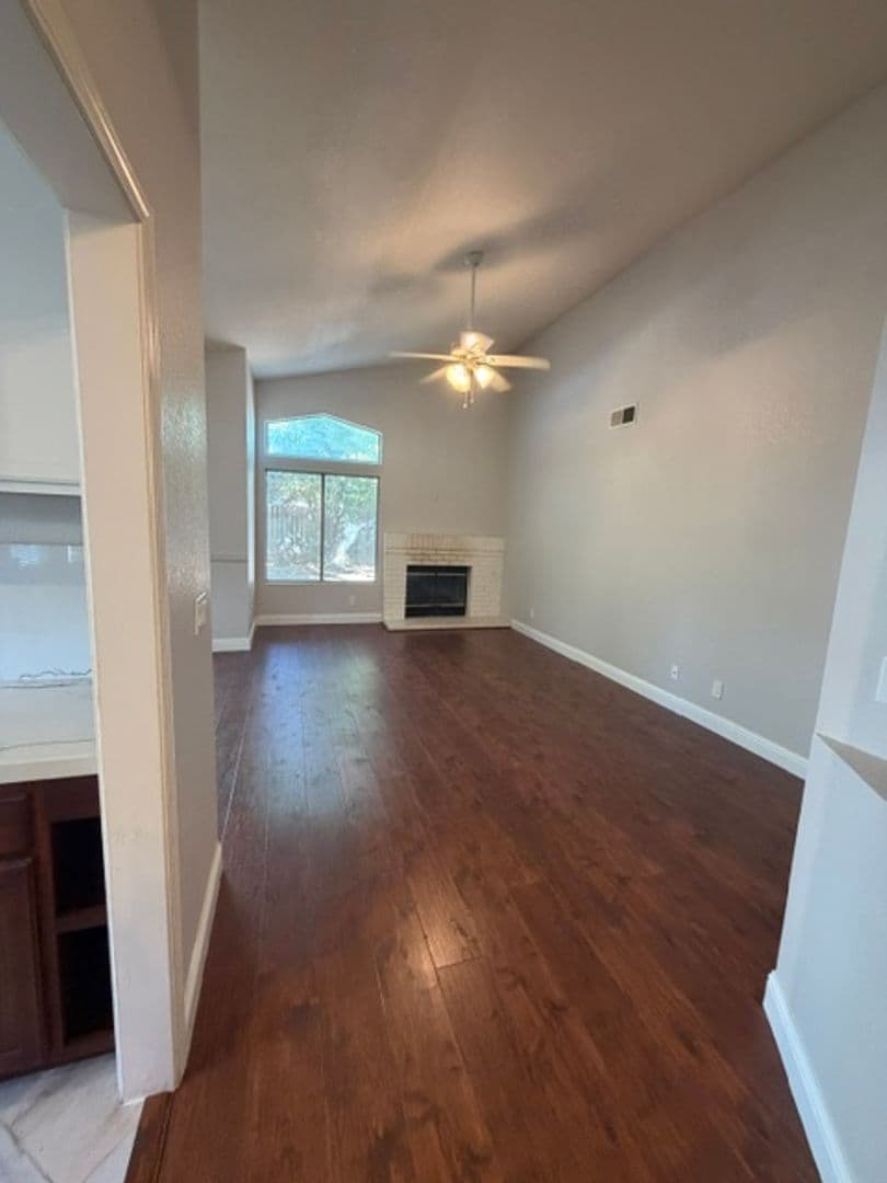 ELK GROVE House: 5211 MOONLIGHT WAY