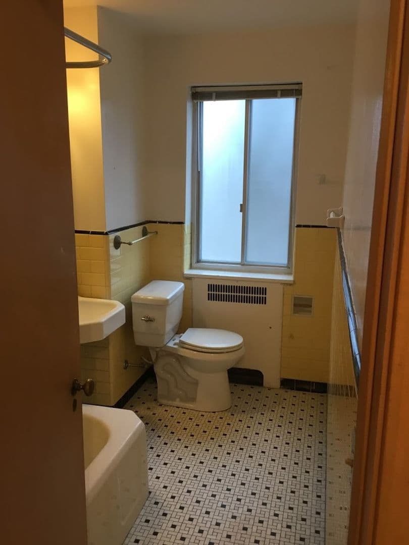 Madison Apartment: 1620-1664 Monroe St & 603 Stockton Ct