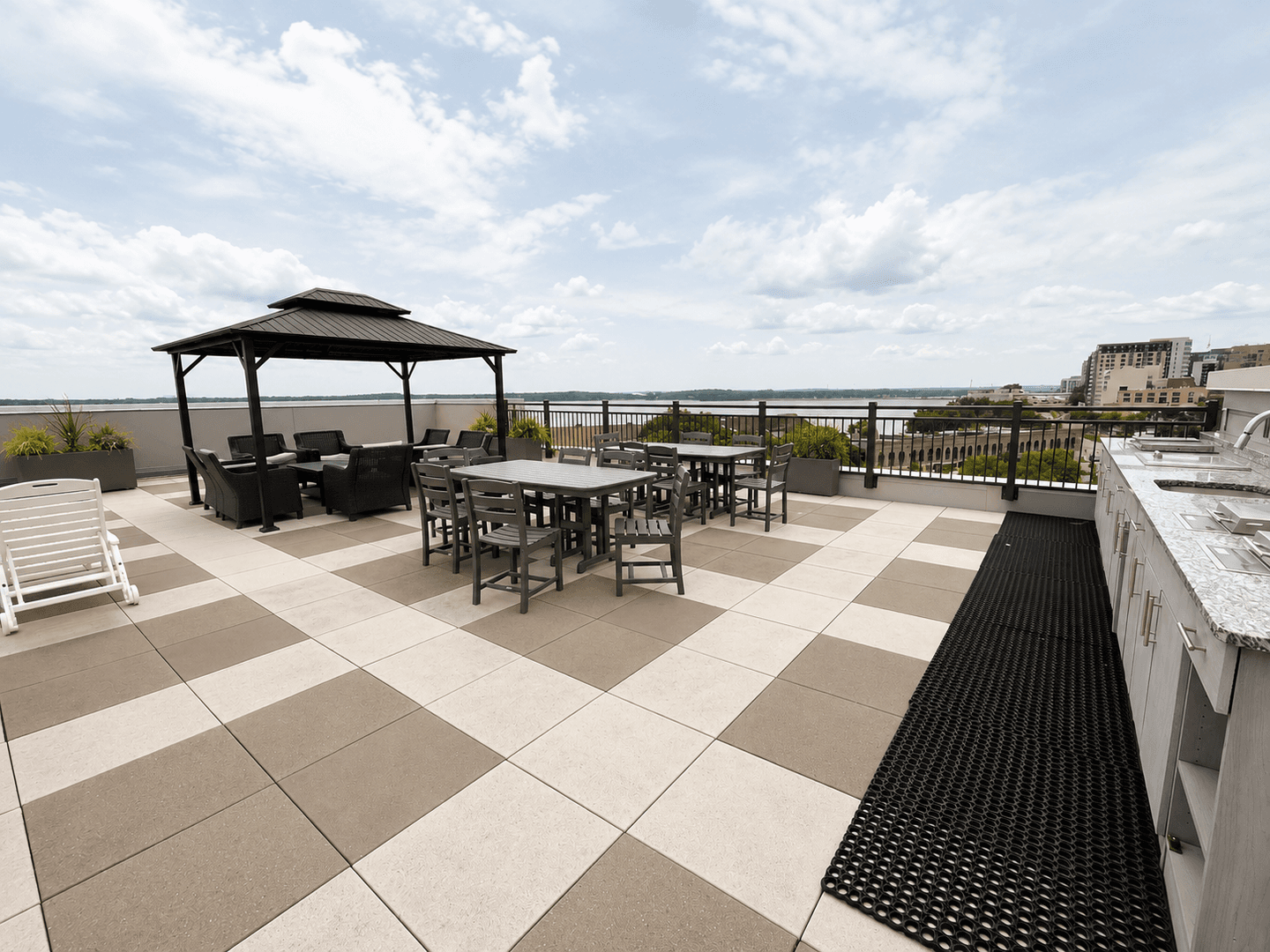 Madison Apartment: 309 S Blount st