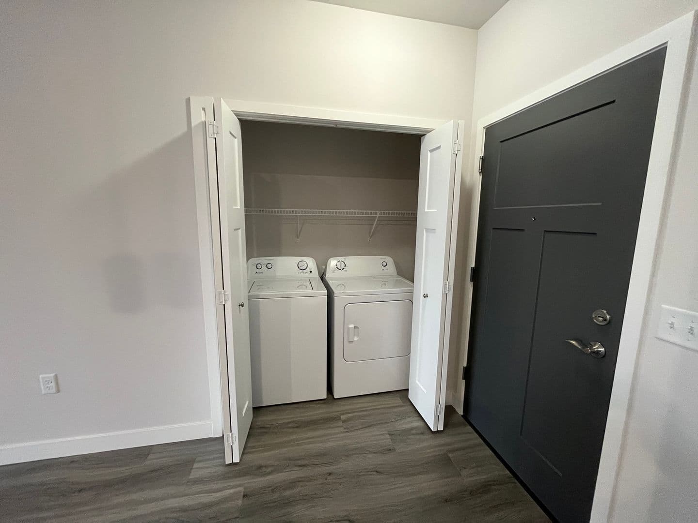 Cottage Grove Apartment: 1400 N Windsor Ave
