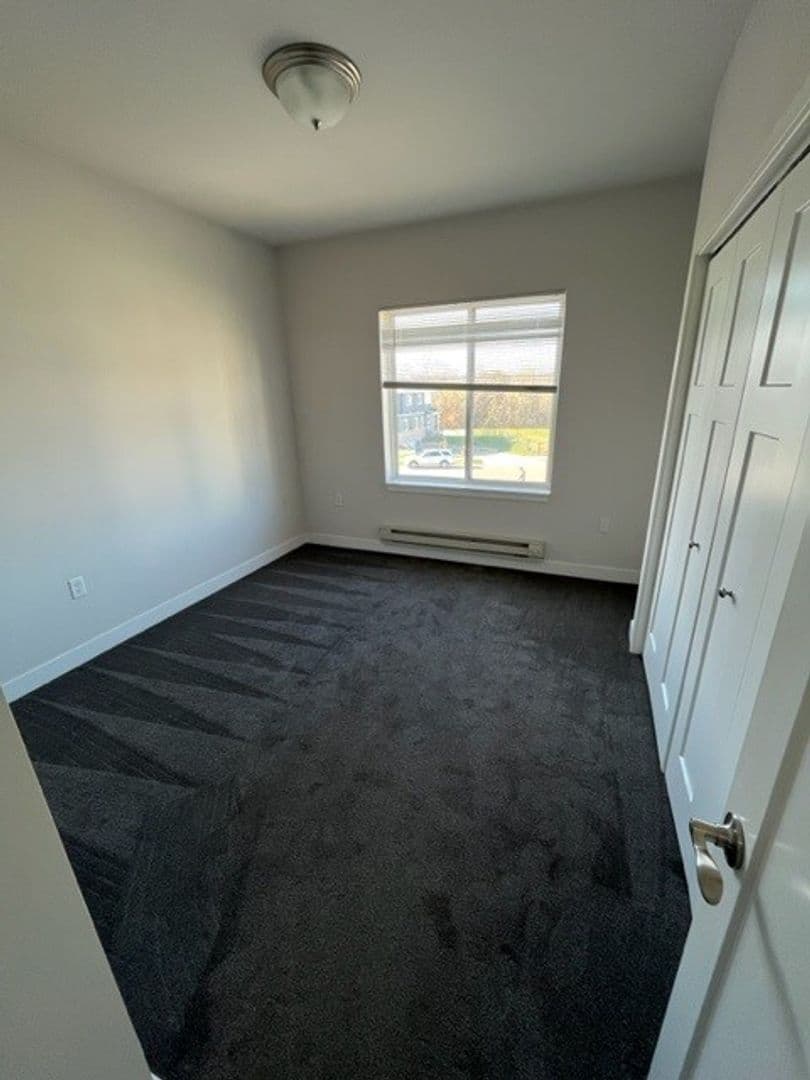 Cottage Grove Apartment: 1300 N Windsor Ave