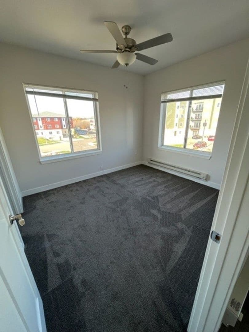 Cottage Grove Apartment: 1300 N Windsor Ave