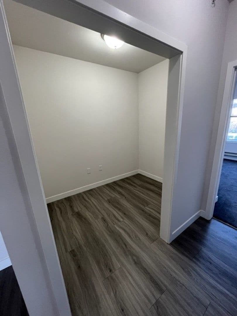 Cottage Grove Apartment: 1300 N Windsor Ave