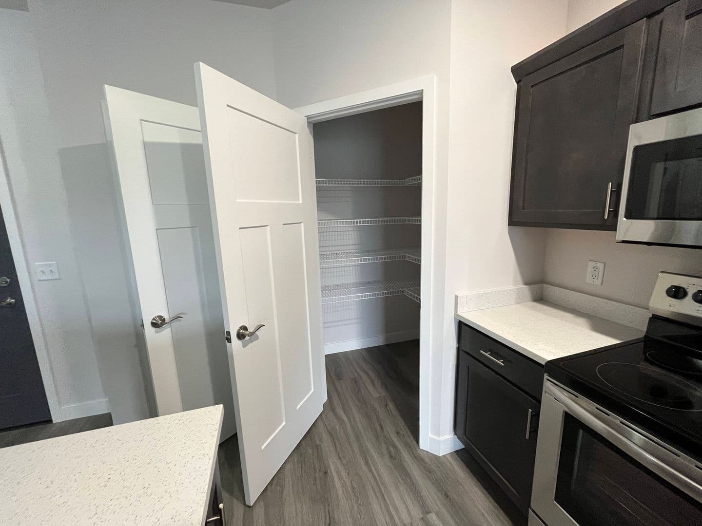 Cottage Grove Apartment: 1400 N Windsor Ave