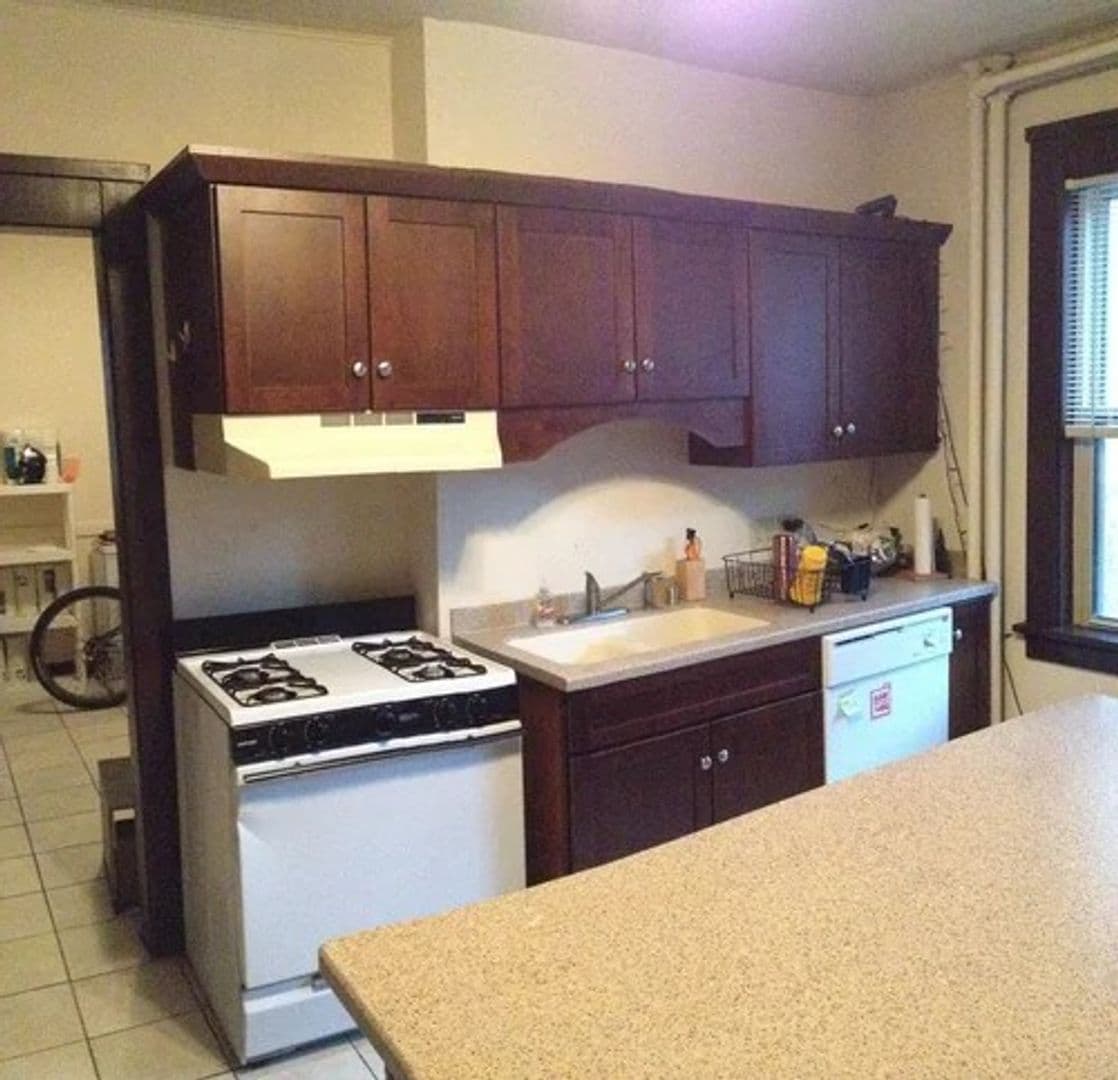 Madison Apartment: 411 Hawthorne Court