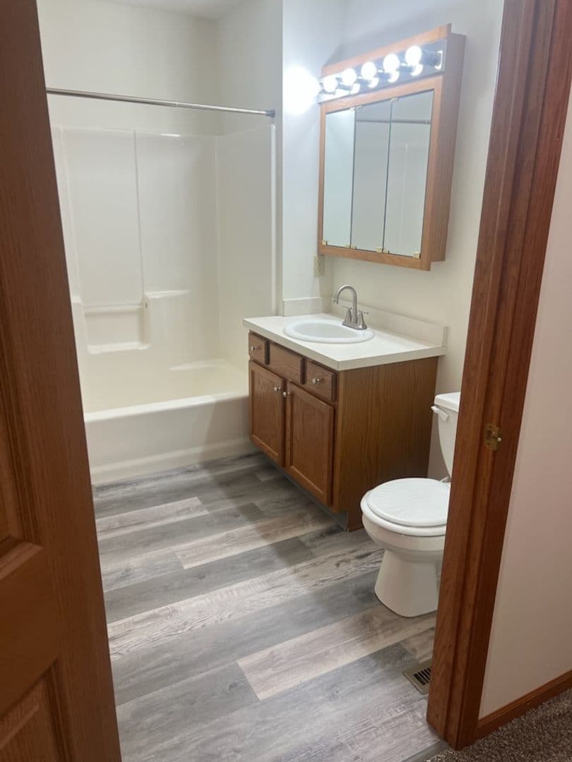 Norton Apartment: 3953 & 3954 Mt. Vernon Blvd.