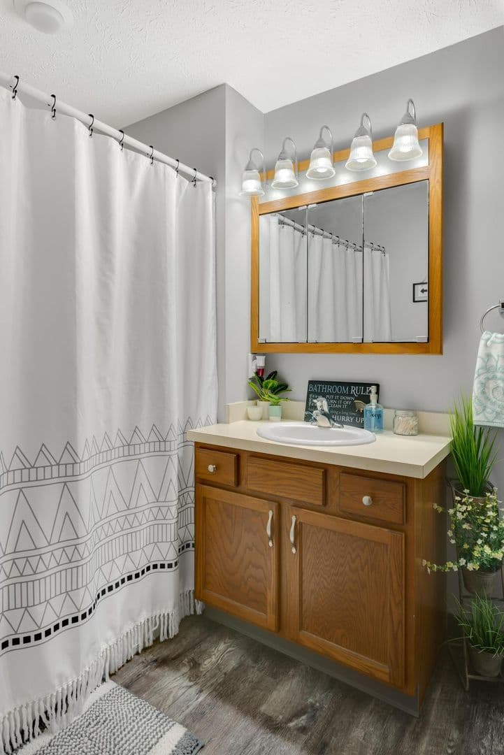 Norton Apartment: 3953 & 3954 Mt. Vernon Blvd.