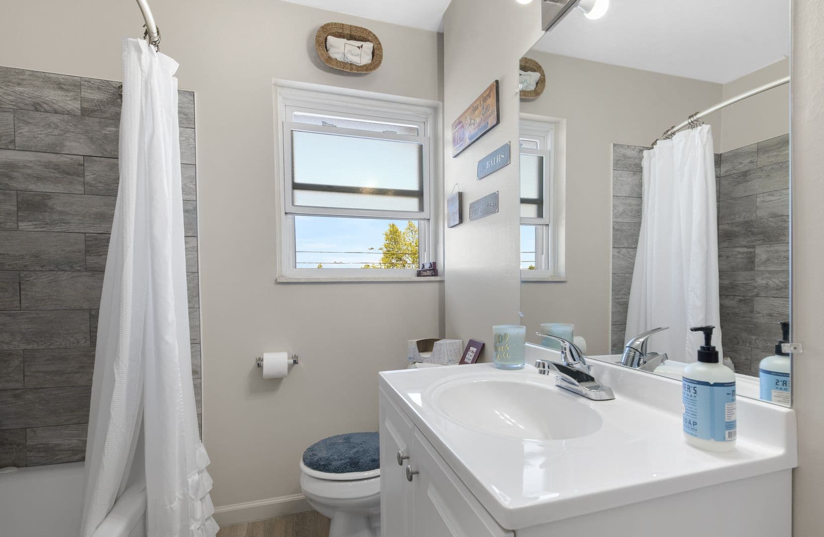 Mentor Apartment: 7950 Mentor Ave