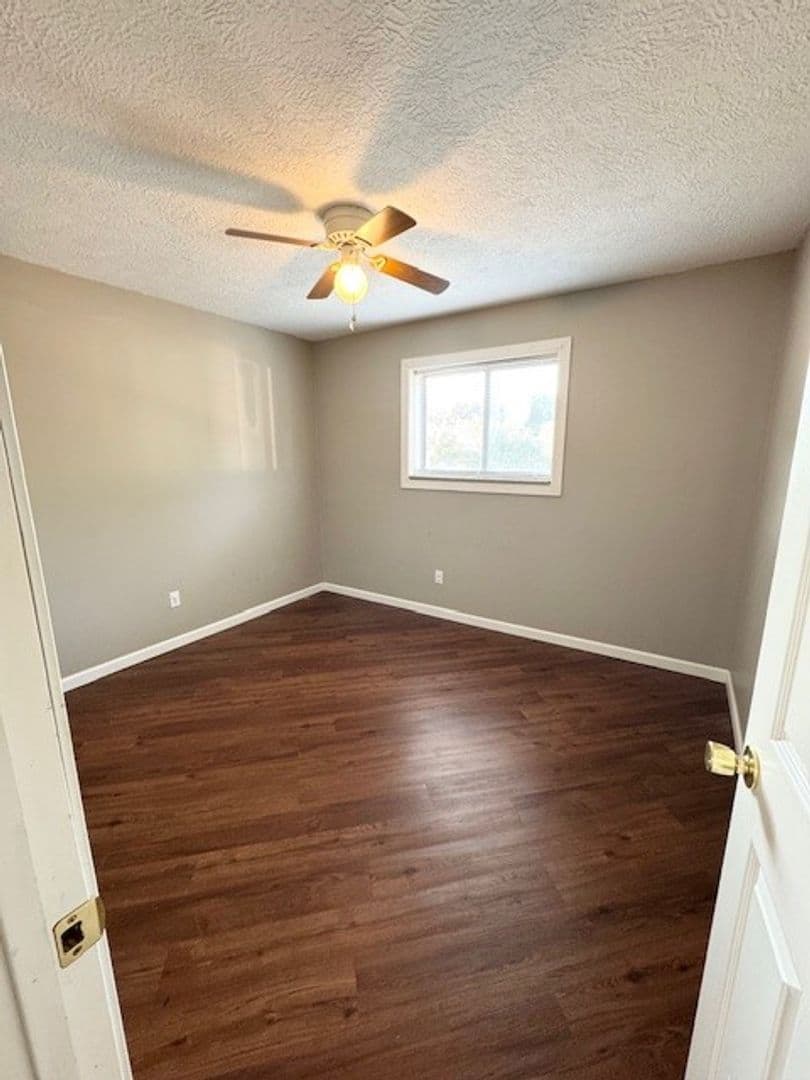 Lebanon Apartment: Laclede Ave