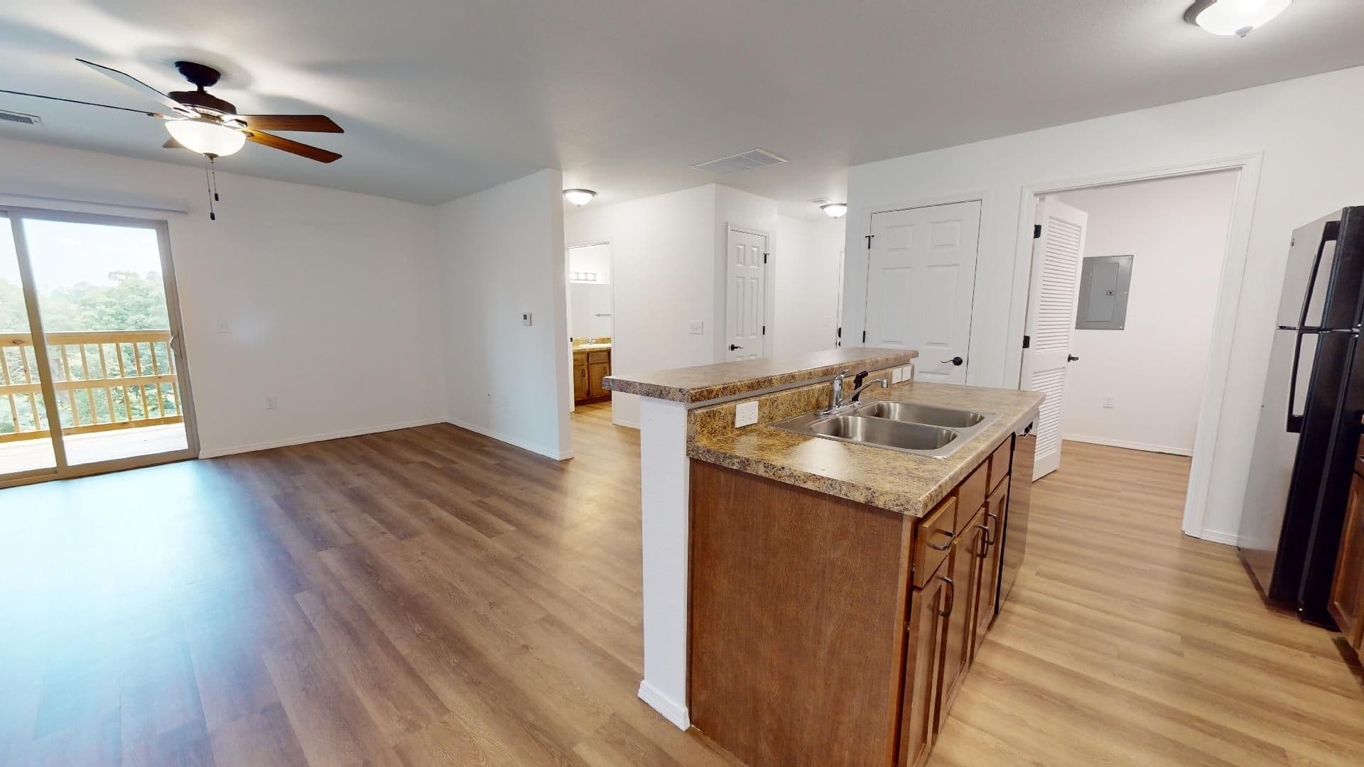 Lebanon Apartment: Laclede Ave