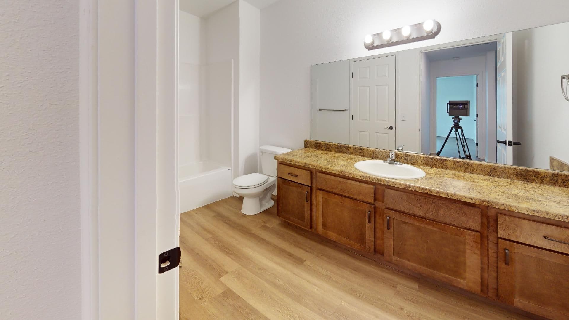 Lebanon Apartment: Laclede Ave