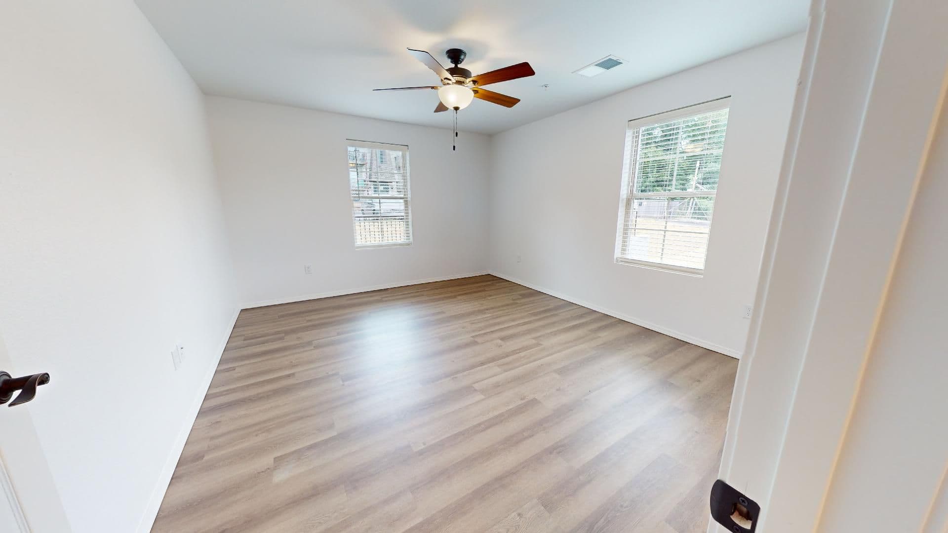 Lebanon Apartment: Laclede Ave