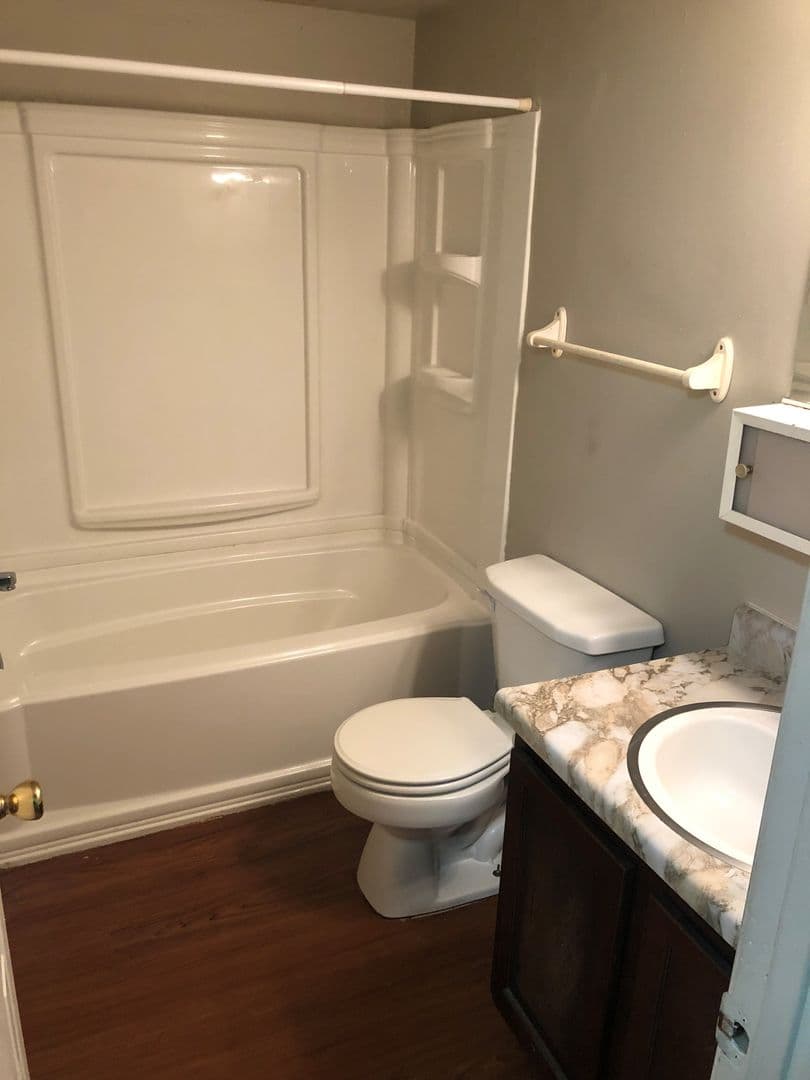 Lebanon Apartment: Laclede Ave