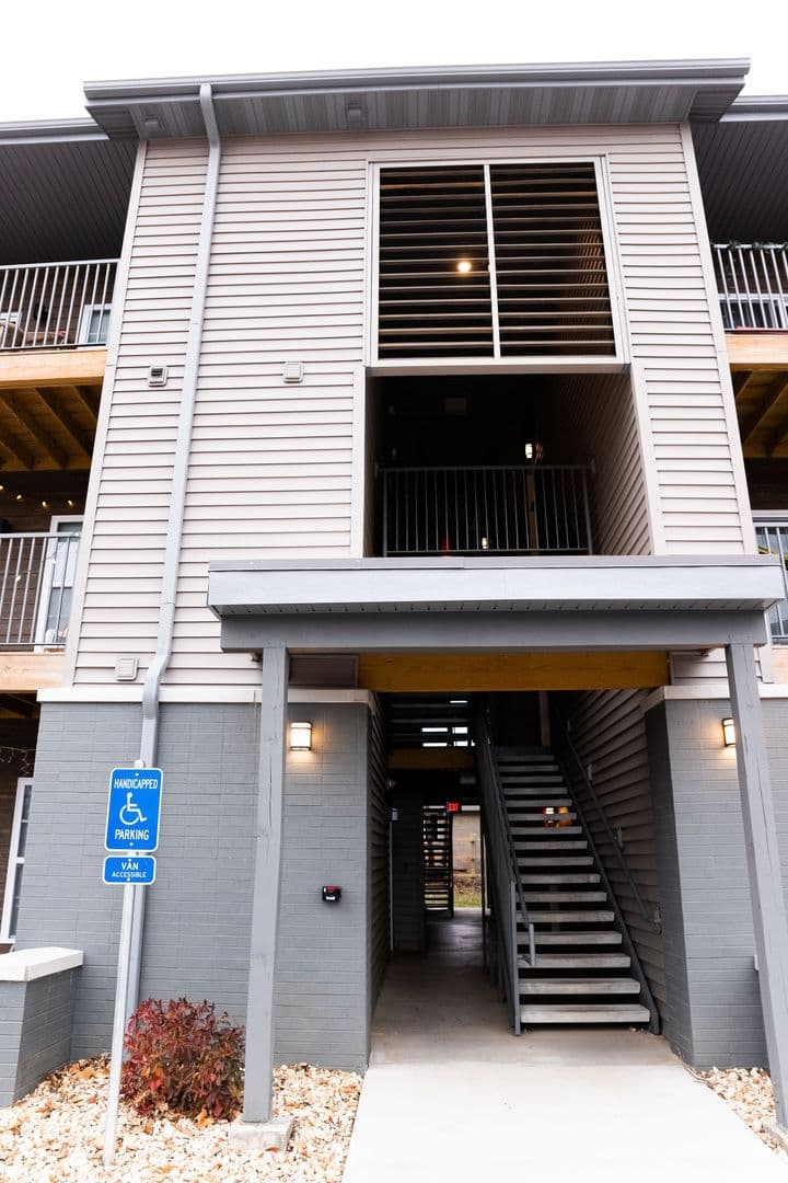 Springfield Apartment: 2013 E. Cherry St.
