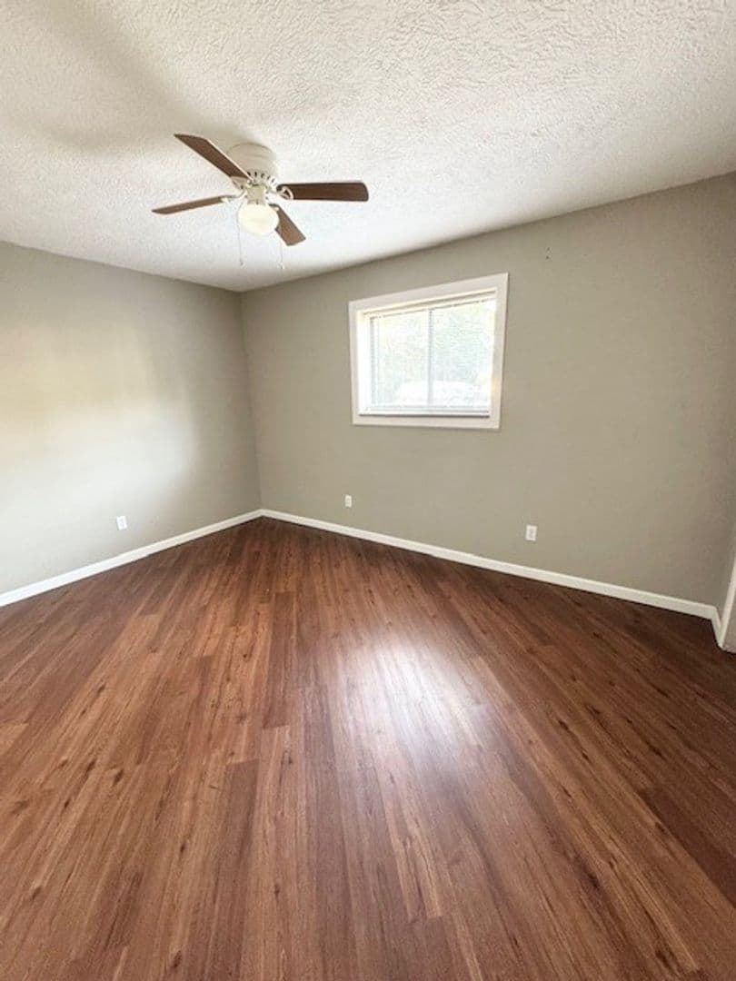 Lebanon Apartment: Laclede Ave